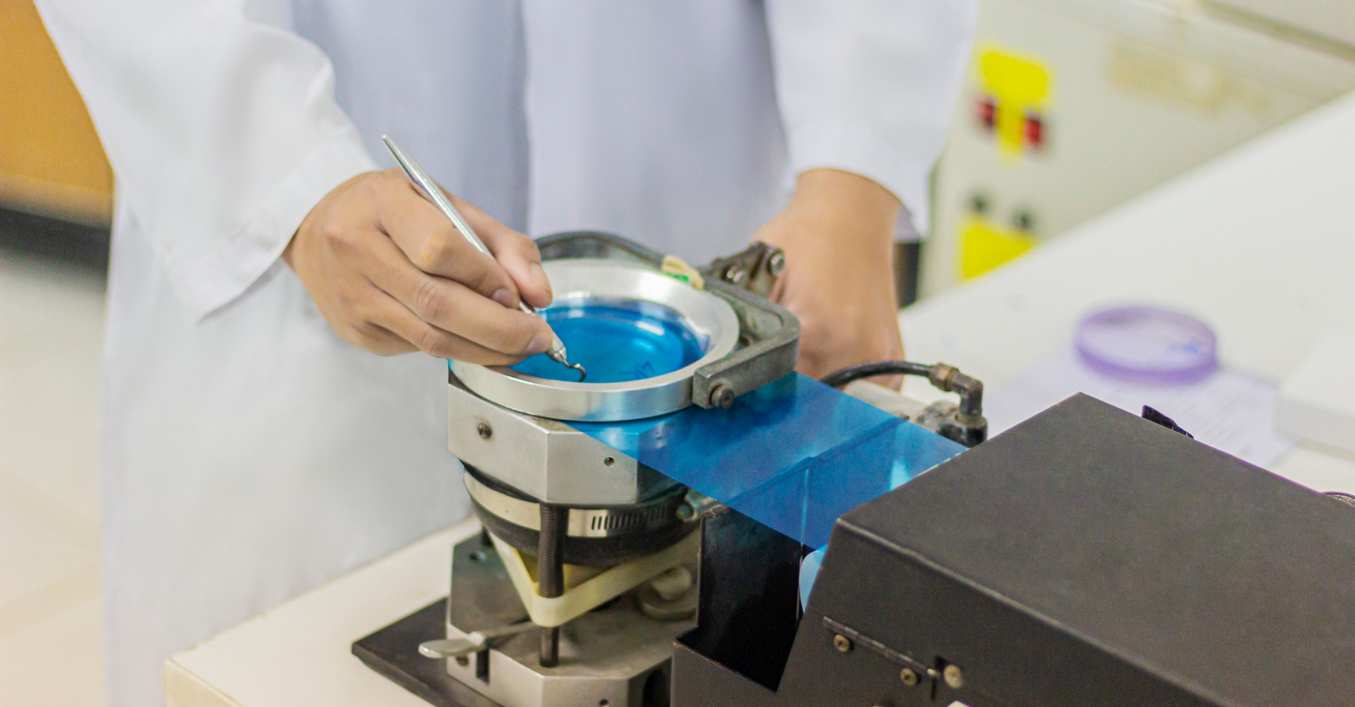 dán keo bảo vệ bề mặt tròng