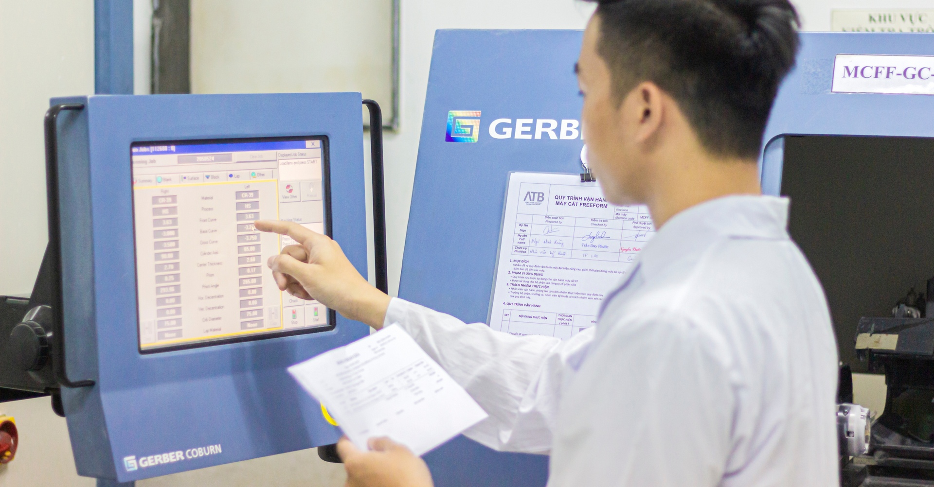 Kỹ thuật viên cắt tròng