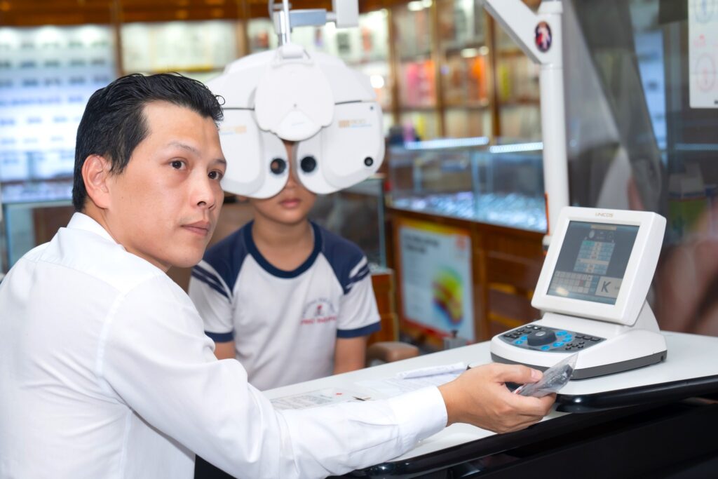 Tỷ lệ cận thị trẻ em ngày càng gia tăng với tốc độ đáng báo động